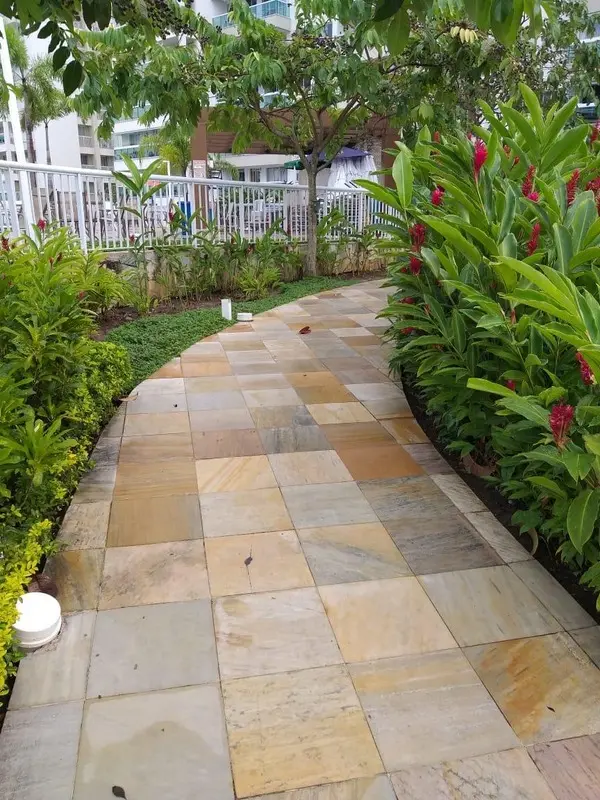 Pedra São Tomé serrada aplicada em piso externo