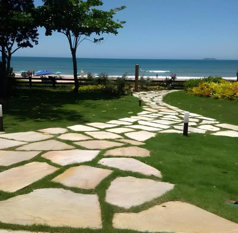 Aplicação real de lajão de Pedra São Tomé em jardim
